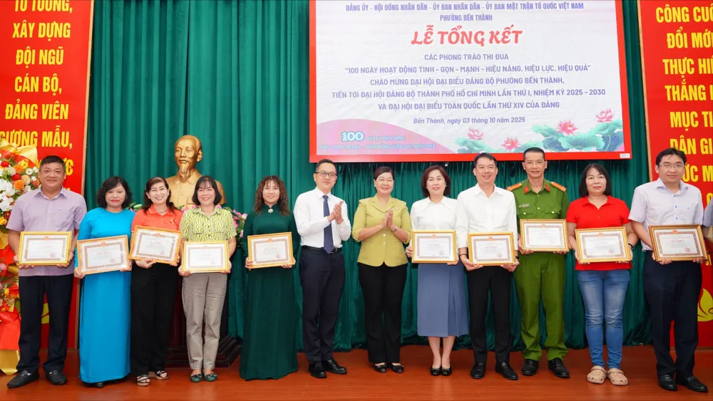 Lãnh đạo phường Bến Thành khen thưởng các các tập thể, cá nhân 1.JPG