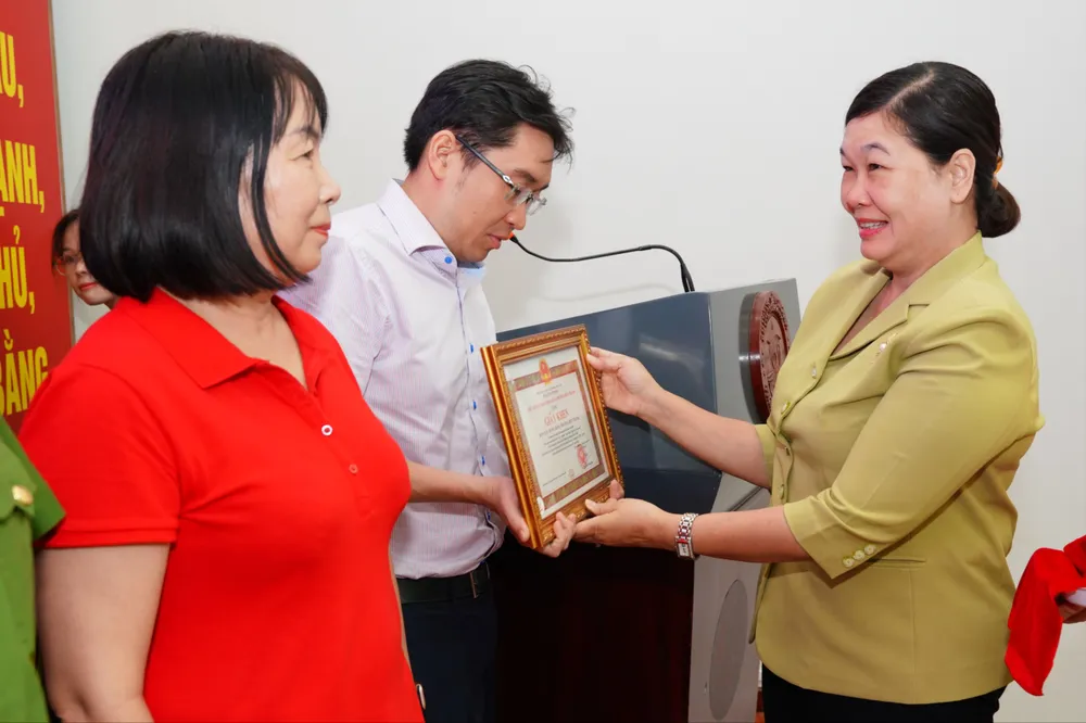 Bí thư Đảng ủy phường Bến Thành Hoàng Thị Tố Nga trao khen thưởng đến tập thể, cá nhân 4.JPG