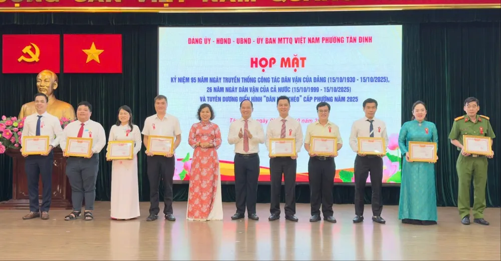 Lãnh đạo phường Tân Định trao khen thưởng các tập thể, cá nhân tích cực và thực hiện có hiệu quả phong trào thi đua Dân vận khéo và Thi đua 100 ngày thực hiện mô hình chính quyền địa phương 2 cấp z7096951005592_7cb9a83b5db4687ddf6d1a09a01b009b.jpg