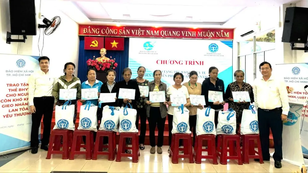 ມອບບັດປະກັນສຸຂະພາບໃຫ້ແກ່ສະມາຊິກແມ່ຍິງ 1096678623543689335.jpg