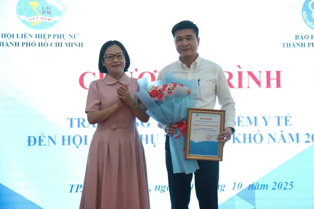 ຜູ້ຕາງໜ້າສະຫະພັນແມ່ຍິງນະຄອນໂຮ່ຈິມິນ ມອບໃບຍ້ອງຍໍໃຫ້ບັນດາການນຳສູນກາງປະກັນສັງຄົມນະຄອນໂຮ່ຈິມິນ. f7a2e80db46939376078.jpg
