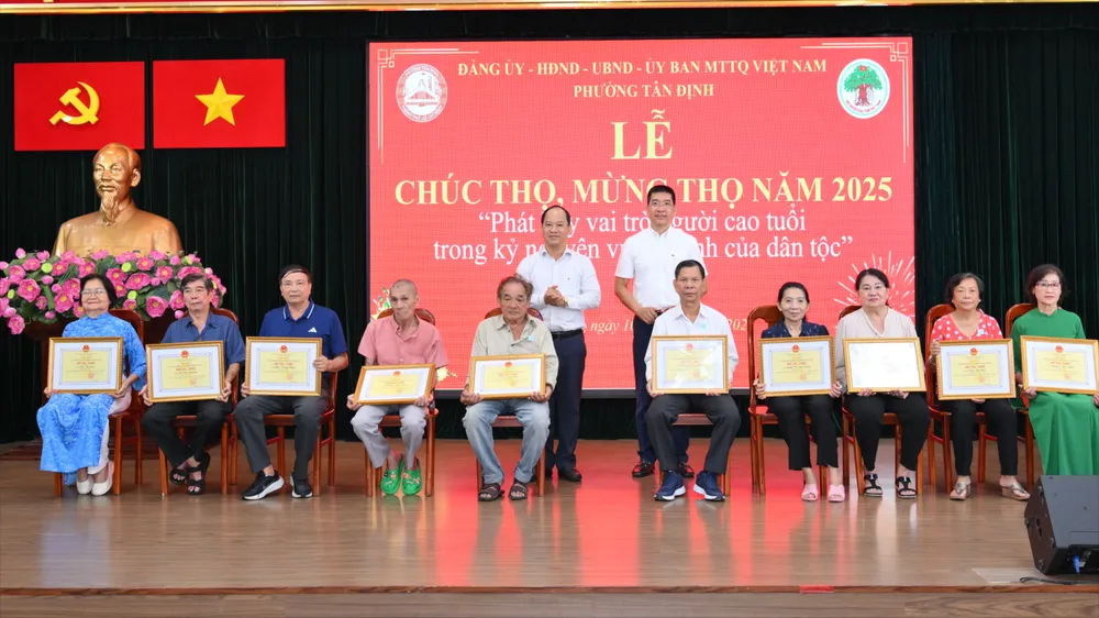 Lãnh đạo phường Tân Định chúc thọ, mừng thọ người cao tuổi VCT_1955.JPG