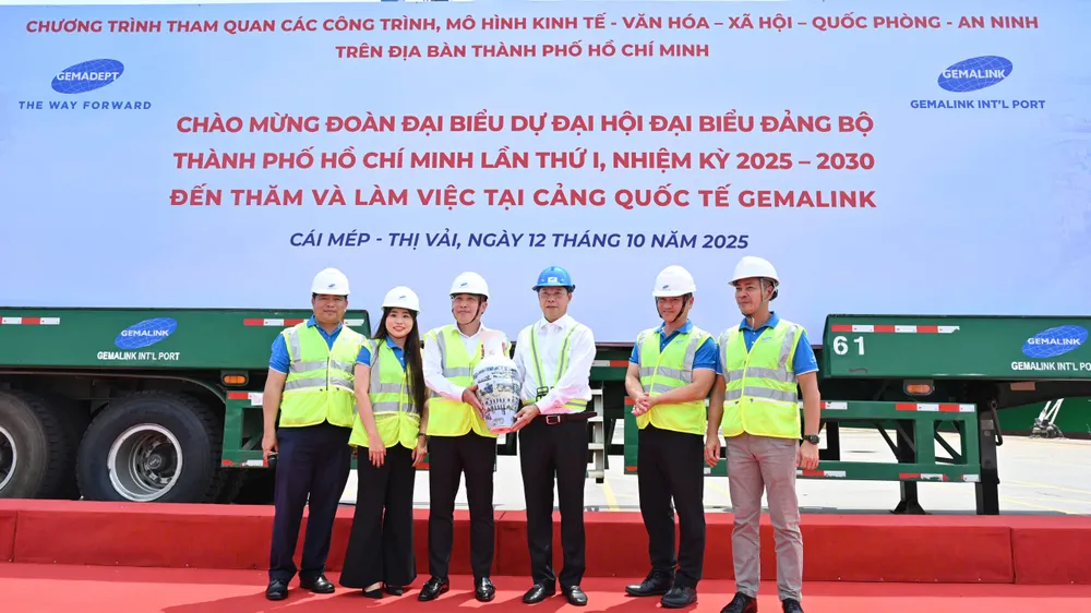 Lãnh đạo TPHCM tặng quà lưu niệm lãnh đạo Cảng quốc tế Gemalink 1186929959902295335.jpg