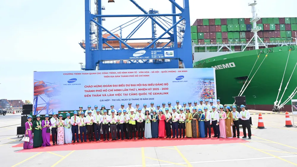 Đoàn đại biểu chụp hình lưu niệm 1519717545521626440.jpg