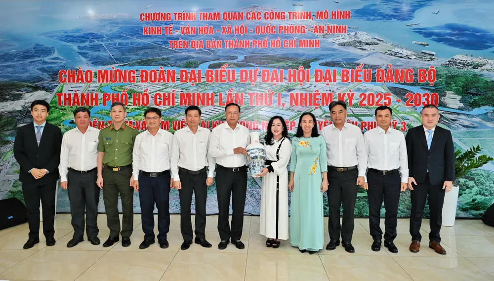 Đoàn đại biểu TPHCM thăm, làm việc với Công ty Cổ phần Thanh Bình Phú Mỹ, chủ đầu tư Khu công nghiệp chuyên sâu Phú Mỹ 3 (phường Tân Phước, TPHCM). Ảnh: MẠNH THẮNG 2ac09875e503685d3112.jpg