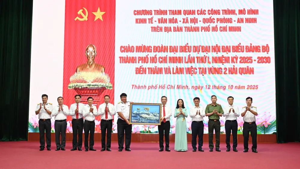 Bộ Tư lệnh Vùng 2 Hải quân tặng quà lưu niệm đến Đoàn công tác. Ảnh: MẠNH THẮNG 2dec6ae3f89775c92c86.jpg