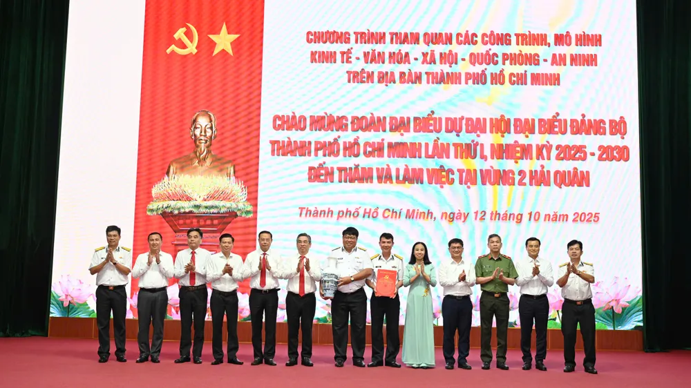 Đồng chí Nguyễn Phước Lộc cùng đoàn công tác tặng quà cán bộ, chiến sĩ Bộ Tư lệnh Vùng 2 Hải quân. Ảnh: MẠNH THẮNG 5dcf1d3383470e195756.jpg