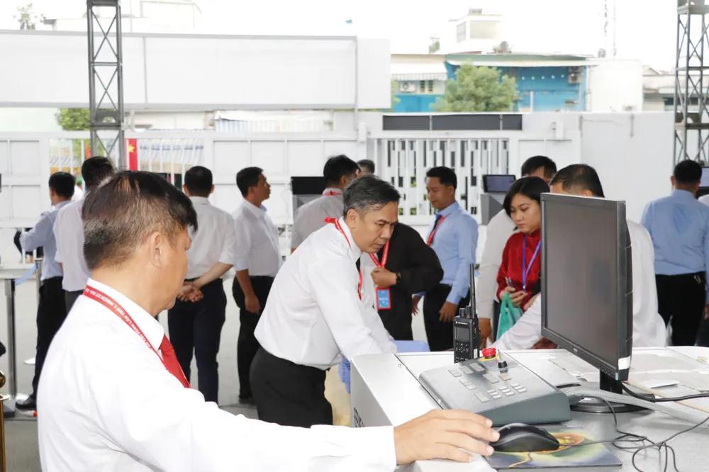Lực lượng an ninh làm nhiệm vụ tại khu vực kiểm tra an ninh z7110080670424_53859ffe7a7ac4e1968d9a4e3343eeaf.jpg