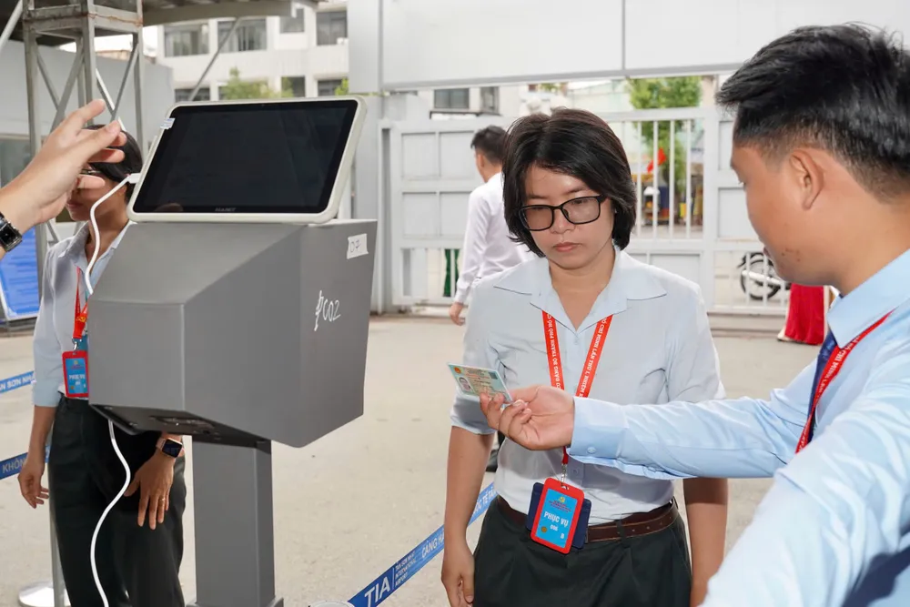 Quét mã QR CCCD qua cổng an ninh z7110119099485_5751833b9d713b610888db5e498f0dcb.jpg