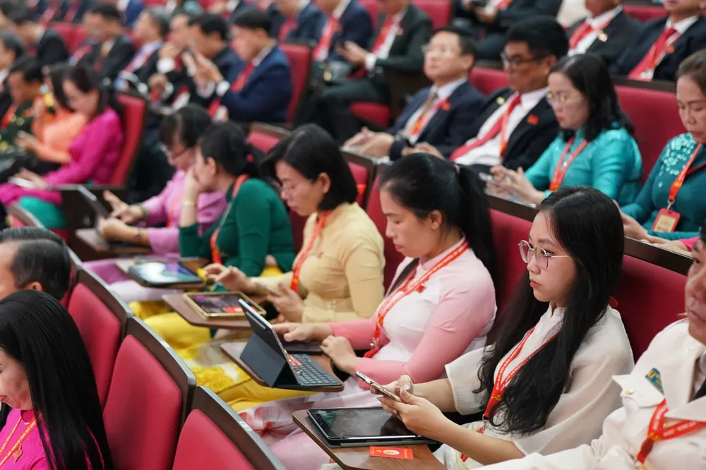 Đại biểu nghiên cứu tài liệu đại hội trên ứng dụng số z7117578748680_0c8e77a26ad336a3318fbe3e3a6f09bd.jpg