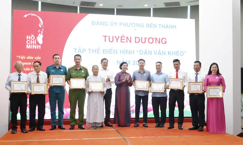 Lãnh đạo phường Bến Thành cùng đại biểu trao khen thưởng các tập thể có thành tích xuất sắc trong phong trào thi đua “Dân vận khéo” năm 2025 z7121575346872_80dfc7827de577abb574374d2c4fa41a.jpg