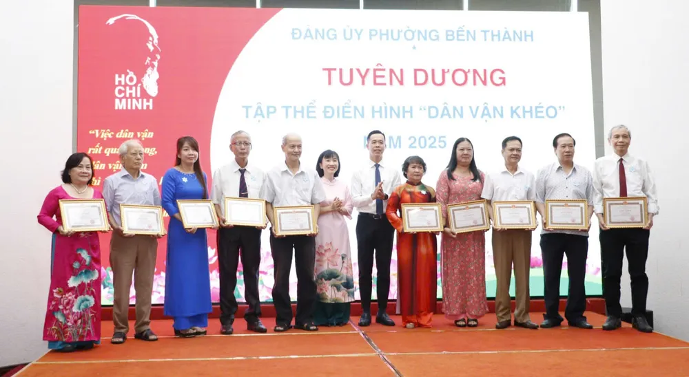 Các tập thể có thành tích xuất sắc trong phong trào thi đua “Dân vận khéo” năm 2025 nhận khen thưởng z7121575354909_257cba8a871e2622da164de700a0a1b0.jpg