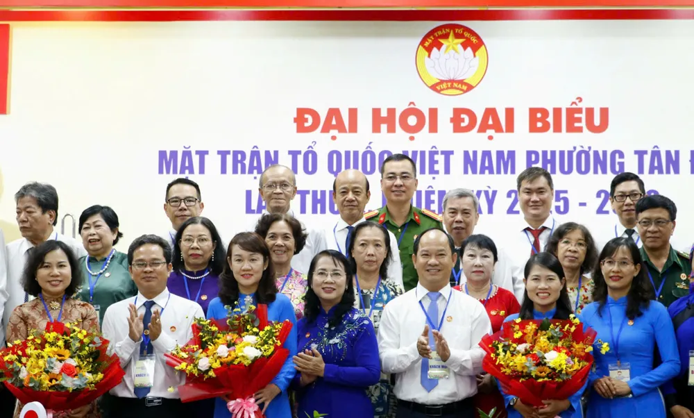 Các đại biểu chúc mừng Ủy ban MTTQ Việt Nam phường Tân Định nhiệm kỳ 2025 – 2030 z7122250466562_ff4743a069ab32f79cfe695a17ac0415.jpg
