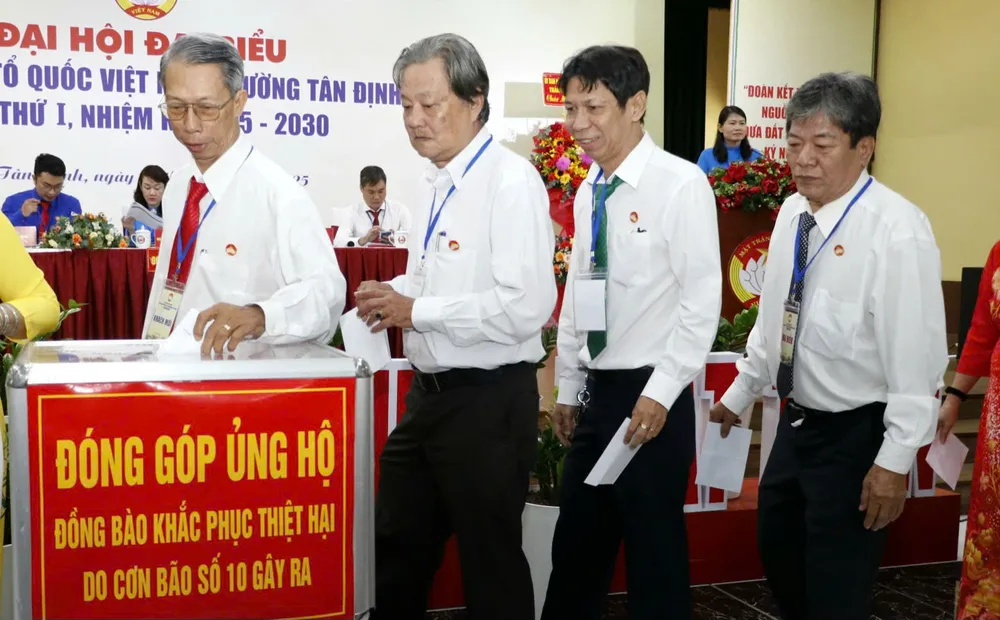 Đại biểu đóng góp ủng hộ đồng bào khắc phục thiệt hại do bão, lũ z7122250473219_4542b8d6baf40ada9c1dd005d2af9f74.jpg
