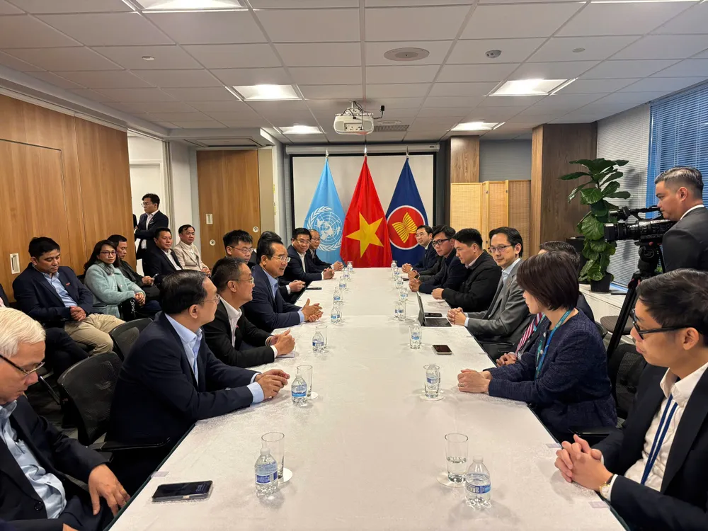 Chủ tịch UBND TPHCM Nguyễn Văn Được cùng đoàn công tác làm việc với Đại sứ Đỗ Hùng Việt, Trưởng Phái đoàn Thường trực Việt Nam tại Liên hợp quốc 08247cc960f8eda6b4e9.jpg