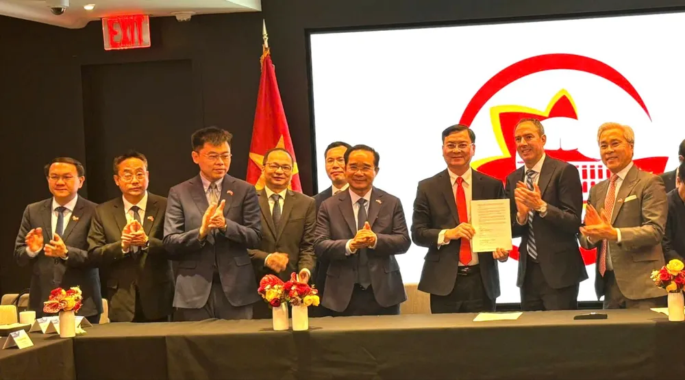 Đoàn công tác chứng kiến lễ ký kết Biên bản ghi nhớ hợp tác giữa Nasdaq và Sở Tài chính TPHCM 1982121600813694322.jpg