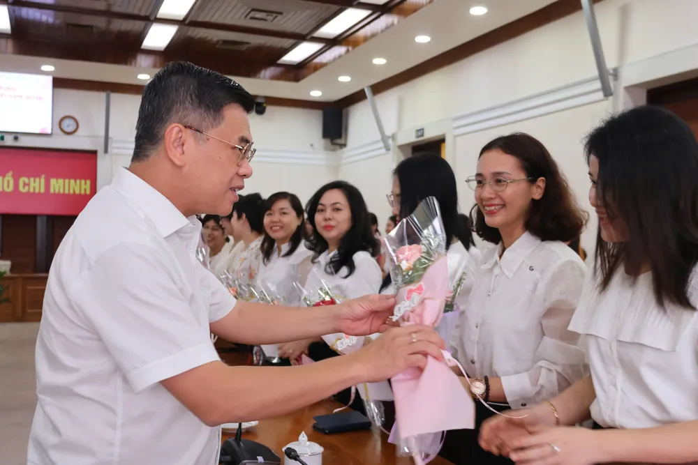 Phó Chủ tịch UBND TPHCM Nguyễn Văn Dũng tặng quà chúc mừng Ngày Phụ nữ Việt Nam z7136195960101_fef39541f4c6a89fefeadf831abbcc59.jpg