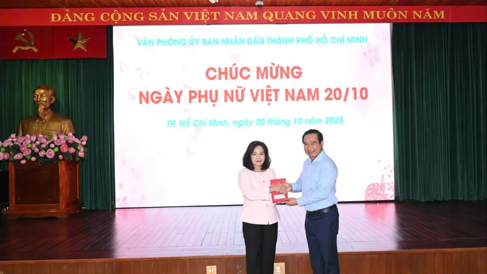 Chủ tịch UBND TPHCM Nguyễn Văn Được tặng quà chúc mừng Ngày Phụ nữ Việt Nam đến các nữ cán bộ, công chức, viên chức z7136195964800_2a2953967e151d752cdd273a510749de.jpg