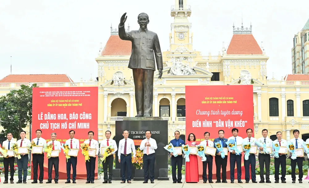 Đồng chí Nguyễn Văn Được và đồng chí Trần Văn Nam trao khen thưởng đến các tập thể, cá nhân. Ảnh: VIỆT DŨNG z7145967101914_df64a1c4ce00f5b990ee8d485d8788a6.jpg
