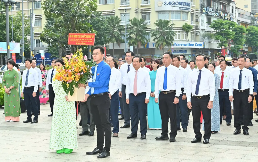 Đại biểu dâng hoa báo công lên Chủ tịch Hồ Chí Minh. Ảnh: VIỆT DŨNG z7145967112286_6c7c78ae17222904713d057452cfdd1a.jpg