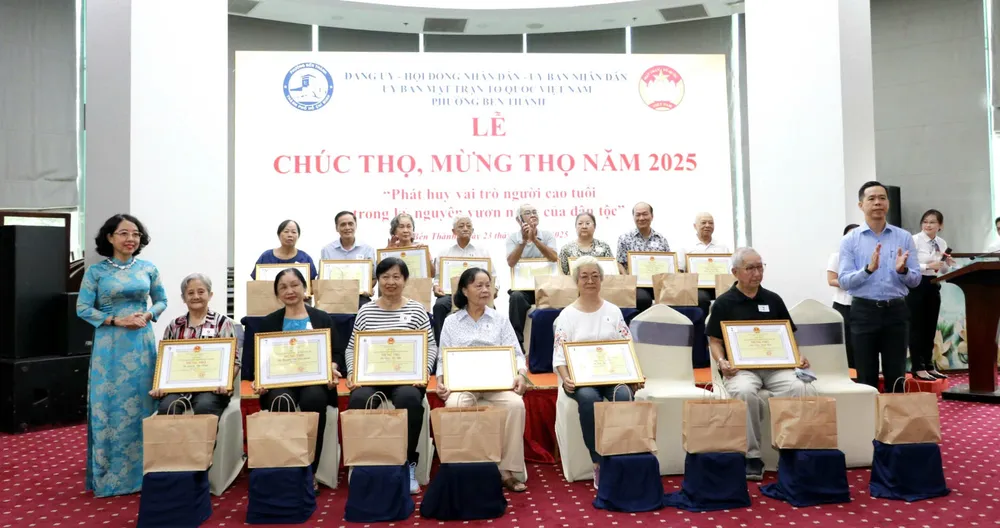 សមមិត្ត Nguyen Kim Duc លេខាអចិន្ត្រៃយ៍គណៈកម្មាធិការបក្សសង្កាត់ Ben Thanh និងសមមិត្ត Mai Thi Hong Hoa ប្រធានគណៈកម្មាធិការប្រជាជនសង្កាត់ Ben Thanh បានប្រគល់ប័ណ្ណសរសើរ និងអំណោយដល់មនុស្សចាស់។ z7146306794226_2aa881224e00f831cb2cb55ae848db7c.jpg