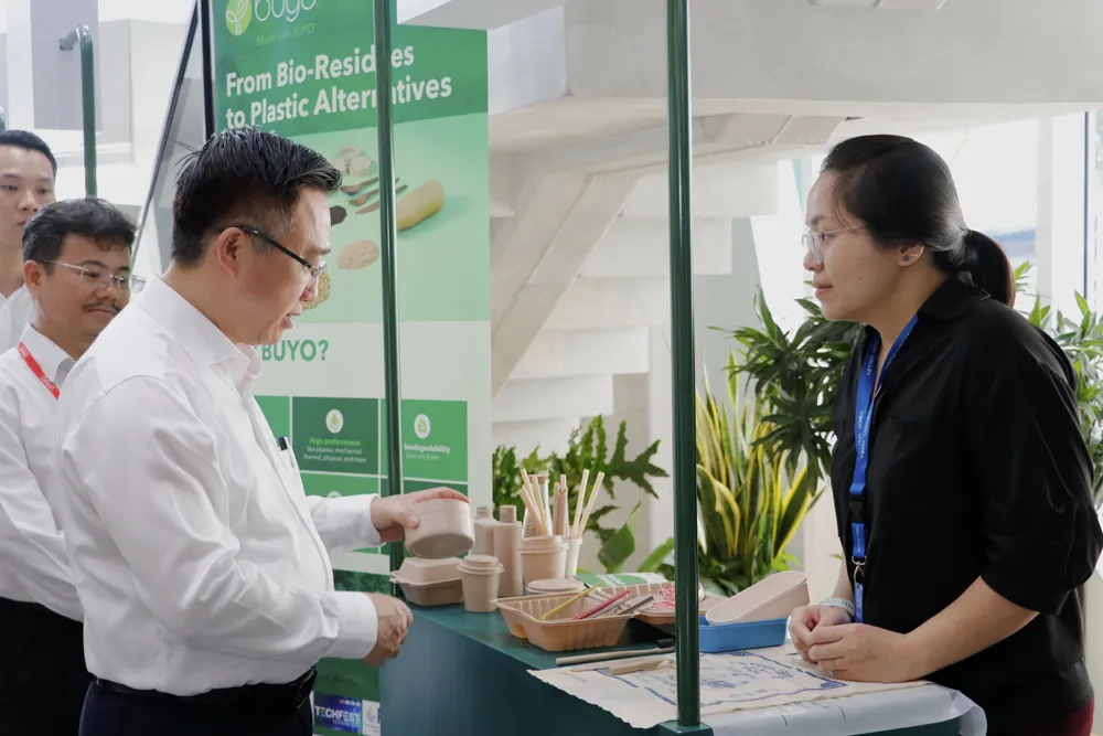 Đồng chí Đặng Minh Thông tham quan các sản phẩm nhựa sinh học của starup. Ảnh: NGÔ BÌNH 1.JPG
