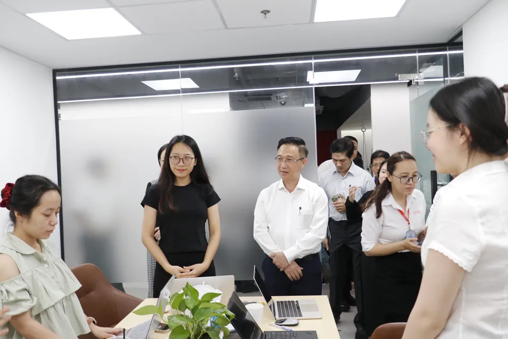 Đồng chí Đặng Minh Thông trao đổi cùng các starup tại Trung tâm đổi mới sáng tạo Mở - SOIHUB 3.JPG