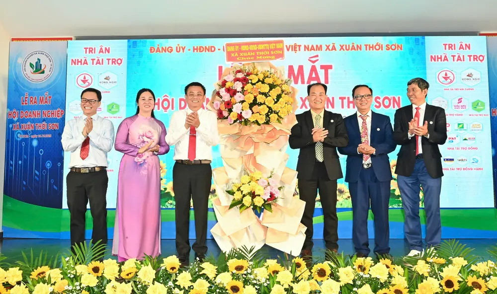 Lãnh đạo xã Xuân Thới Sơn tặng hoa chúc mừng Hội Doanh nghiệp xã. Ảnh: VIỆT DŨNG z7151073879966_08e3945fc77bc34854f0ba4896c8c1e3.jpg