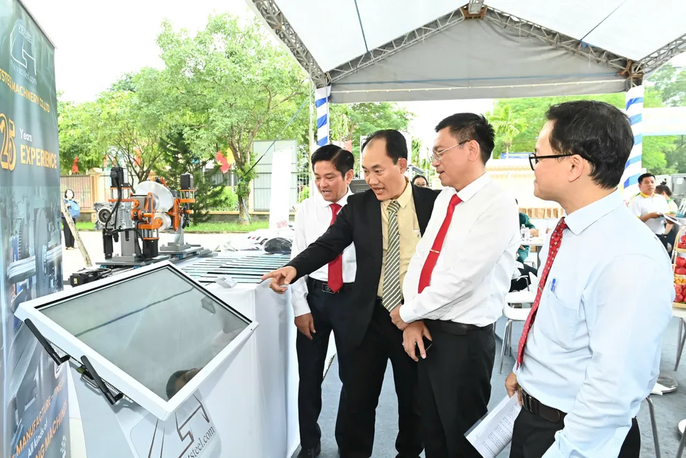Lãnh đạo xã Xuân Thới Sơn tham quan các sản phẩm tiêu biểu tại gian hàng giao thương. Ảnh: VIỆT DŨNG z7151073909302_fafd1b0f0a910cd741ce5c9ebc5eb110.jpg