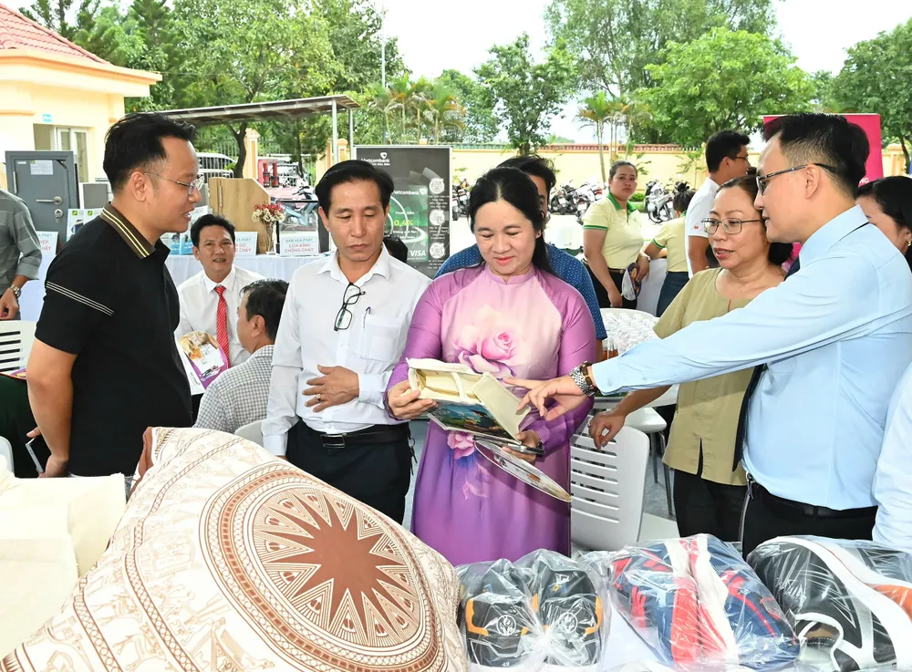 Đại biểu tham quan gian hàng giao thương tại buổi lễ. Ảnh: VIỆT DŨNG z7151073924336_4288a15835db1f08c273081c1db948bb.jpg