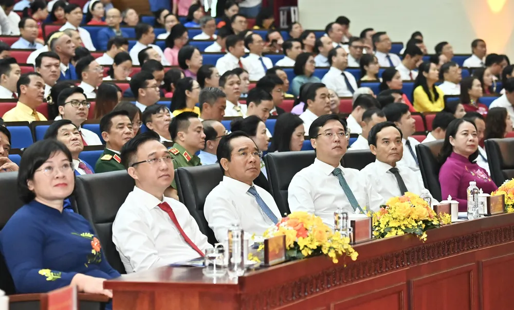 Các đồng chí lãnh đạo, nguyên lãnh đạo Đảng, Nhà nước và TPHCM dự đại hội. Ảnh: VIỆT DŨNG 8b780da02d25a07bf934.jpg