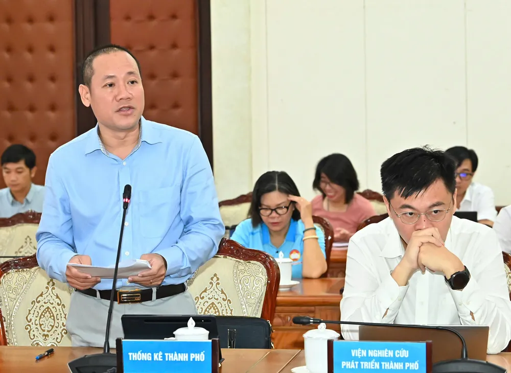 Trưởng Thống kê TPHCM Nguyễn Khắc Hoàng phát biểu thảo luận. Ảnh: VIỆT DŨNG 93b182377b8ff6d1af9e.jpg