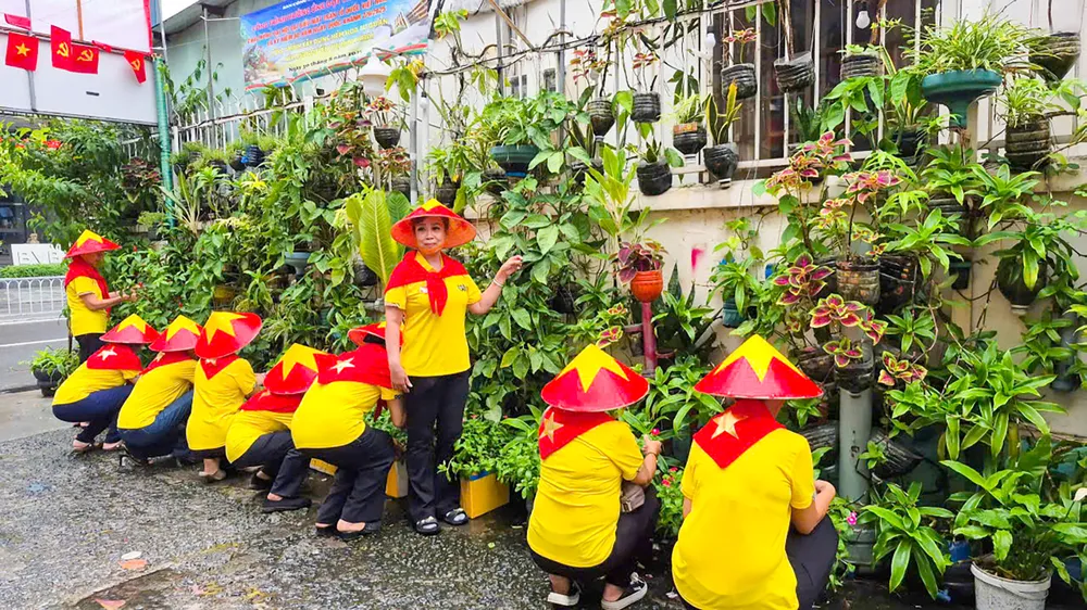 Bà con nhân dân khu phố 27, phường Bến Thành chăm sóc _Hẻm hoa tự quản_.jpg