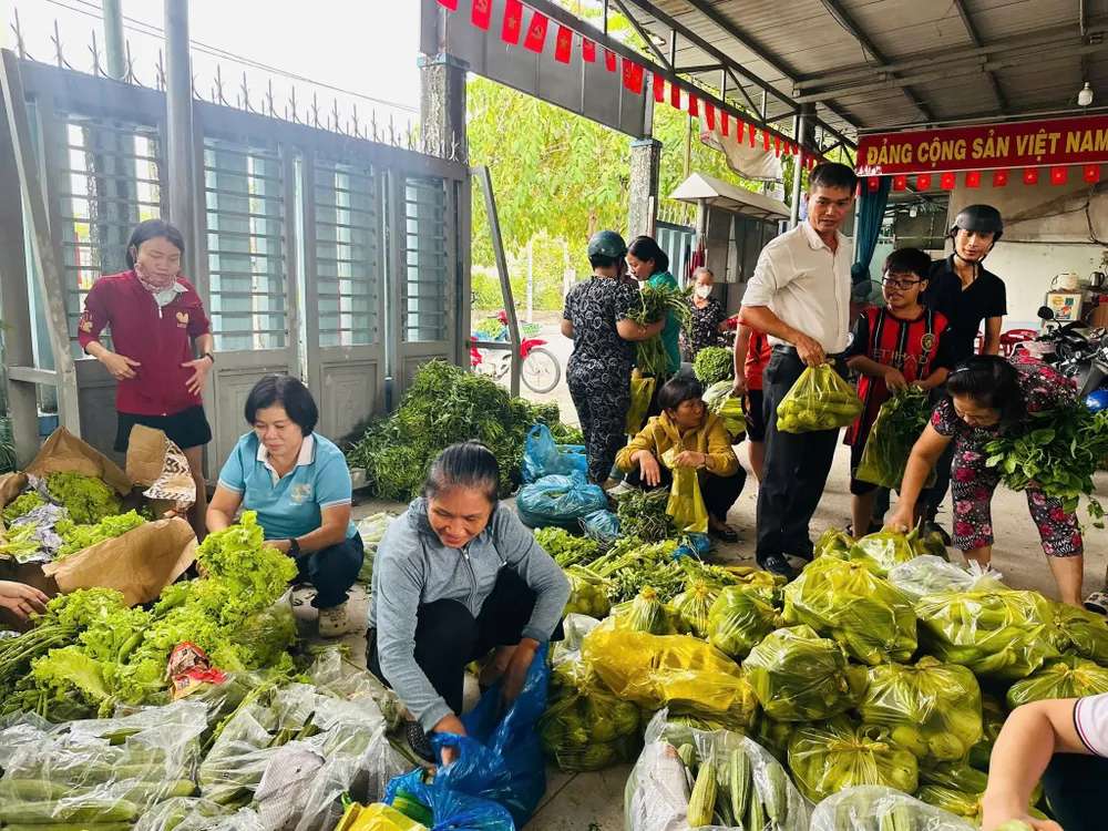 Các loại rau củ quả được chia thành từng phần, trao tận tay người dân