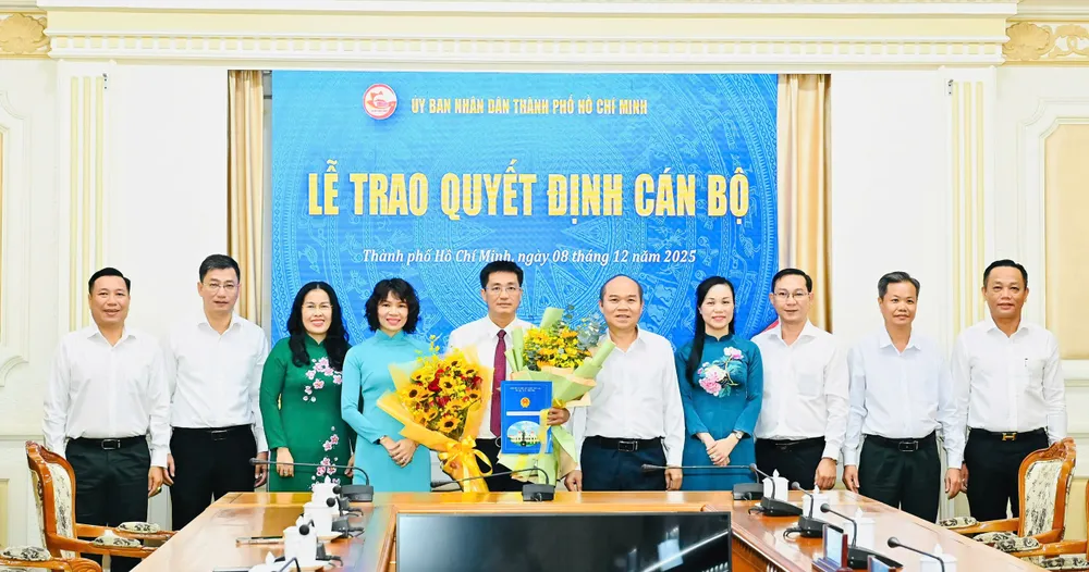 Phó Chủ tịch UBND TPHCM Trần Văn Bảy cùng tập thể lãnh đạo, cán bộ Thanh tra TPHCM chúc mừng đồng chí Phạm Văn Nghì. Ảnh: VIỆT DŨNG
