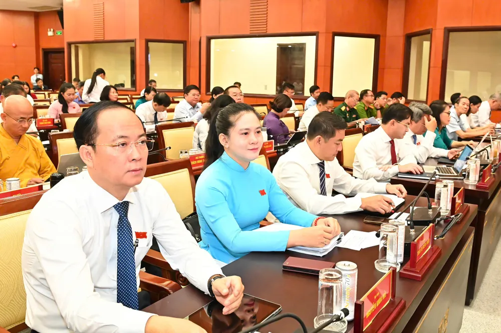 ບັນດາຜູ້ແທນສະພາປະຊາຊົນນະຄອນ ໂຮ່ຈີມິນ ເຂົ້າຮ່ວມກອງປະຊຸມ. ຮູບພາບ: VIET DUNG z7307106881669_207006fee9e909de83d46f6157ce4ff5.jpg