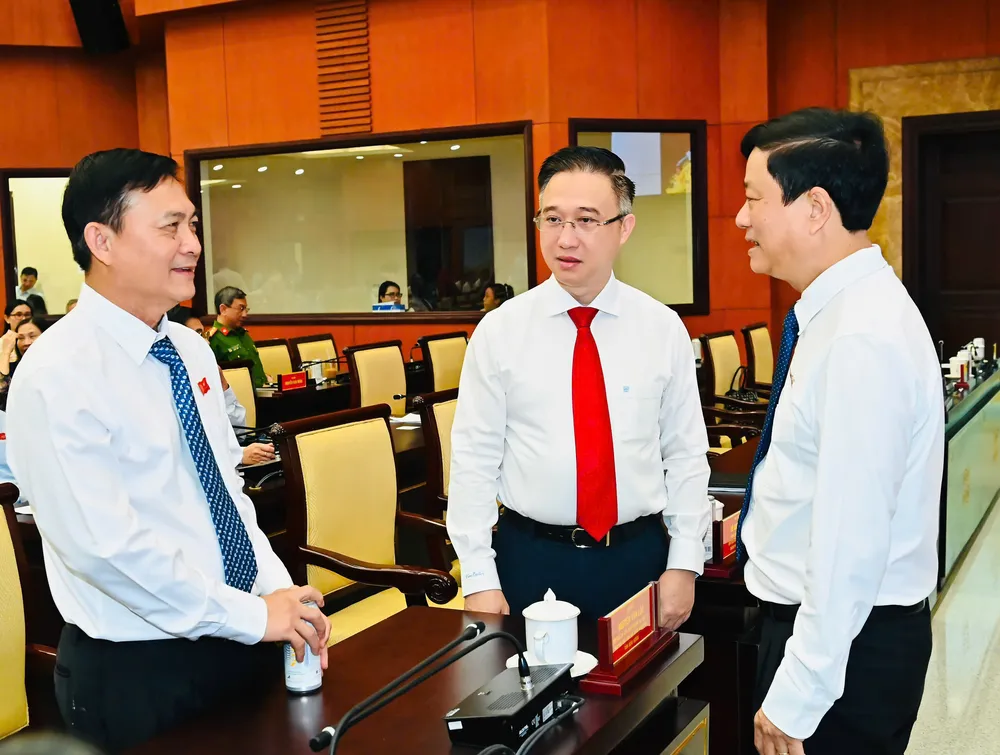 Ledare från Ho Chi Minh-staden utbyter åsikter med delegater vid sessionen. Foto: VIET DUNG z7310688907713_e492c0927288efb4e46c137330a3fbf0.jpg