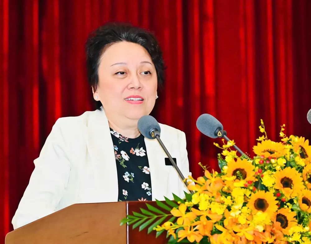 Pham Khanh Phong Lan, chef för Ho Chi Minh-stadens avdelning för livsmedelssäkerhet, presenterade vid mötet. Foto: VIET DUNG z7310726205539_4e550859d1866c70f7081ae0c734b02f.jpg