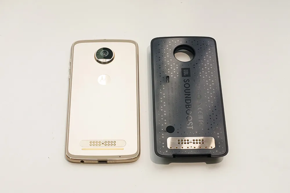 Thú vị với MotoZ2 Play cùng phụ kiện âm thanh Moto Mods ảnh 3 Thú vị với MotoZ2 Play cùng phụ kiện âm thanh Moto Mods ảnh 3