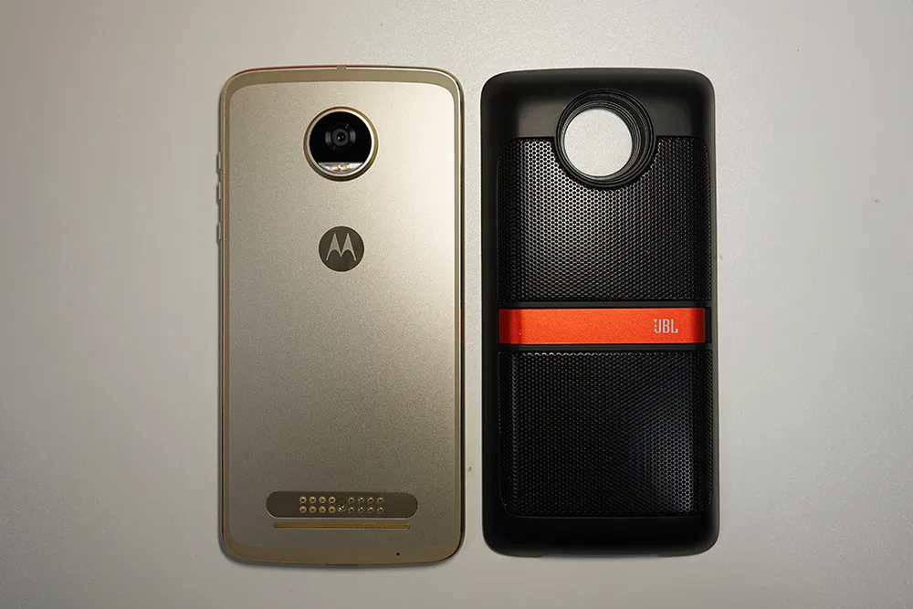 Thú vị với MotoZ2 Play cùng phụ kiện âm thanh Moto Mods ảnh 5 Thú vị với MotoZ2 Play cùng phụ kiện âm thanh Moto Mods ảnh 5