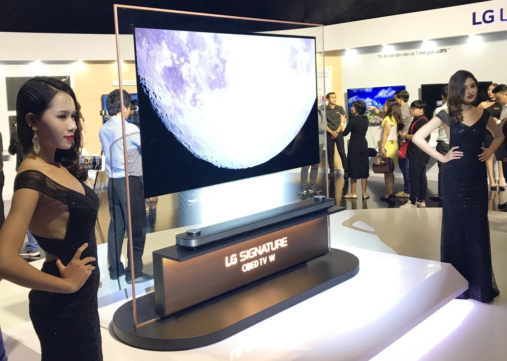 TV LG OLED Signature W mỏng như bức tranh dán tường ảnh 1 TV LG OLED Signature W mỏng như bức tranh dán tường ảnh 1