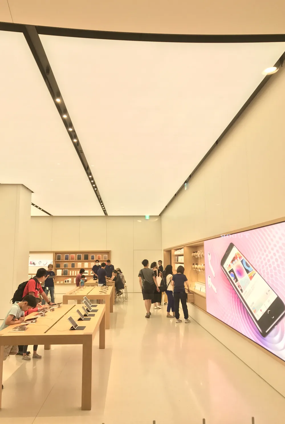 Sang trọng và gần gũi ở cửa hàng chính hãng Apple ảnh 11 Sang trọng và gần gũi ở cửa hàng chính hãng Apple ảnh 11