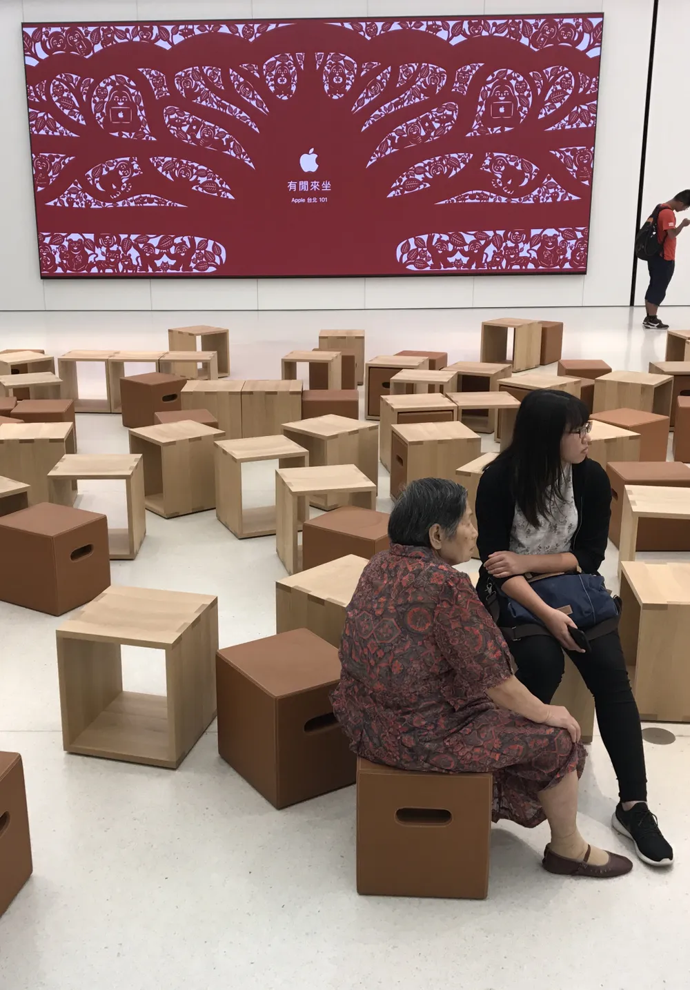 Sang trọng và gần gũi ở cửa hàng chính hãng Apple ảnh 2 Sang trọng và gần gũi ở cửa hàng chính hãng Apple ảnh 2