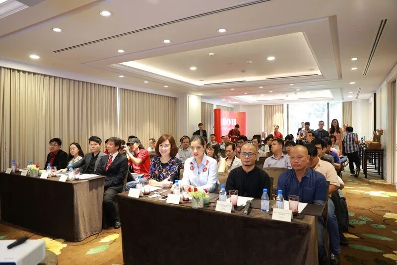 Toàn chạy xe máy để chụp hình ảnh 1