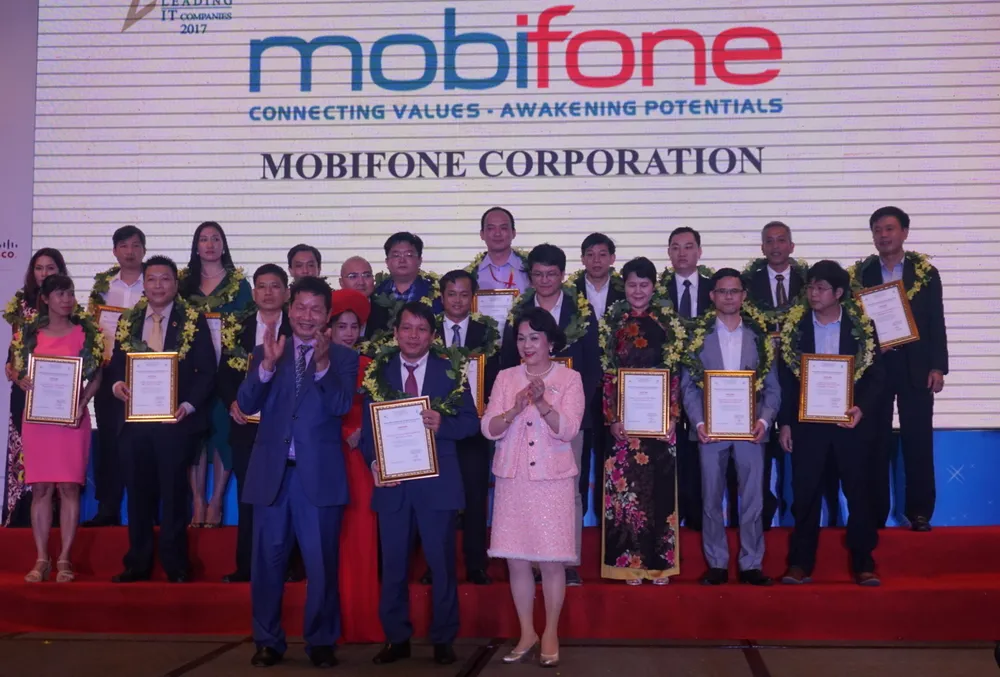 Ông Nguyễn Đình Tuấn – Thành viên HĐTV Tổng Công ty Viễn thông MobiFone nhận danh hiệu “50 doanh nghiệp CNTT hàng đầu Việt Nam 2017”