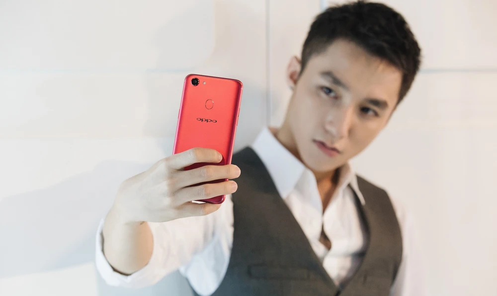 Ca sĩ Sơn Tùng cùng OPPO F5