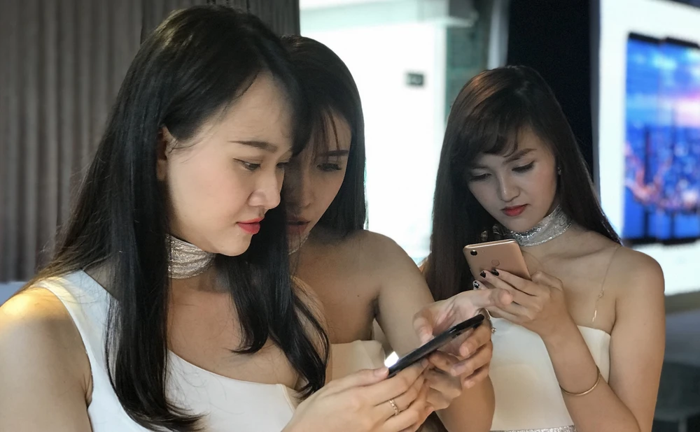 OPPO F5 Youth tiếp tục hướng vào giới trẻ với camera AI