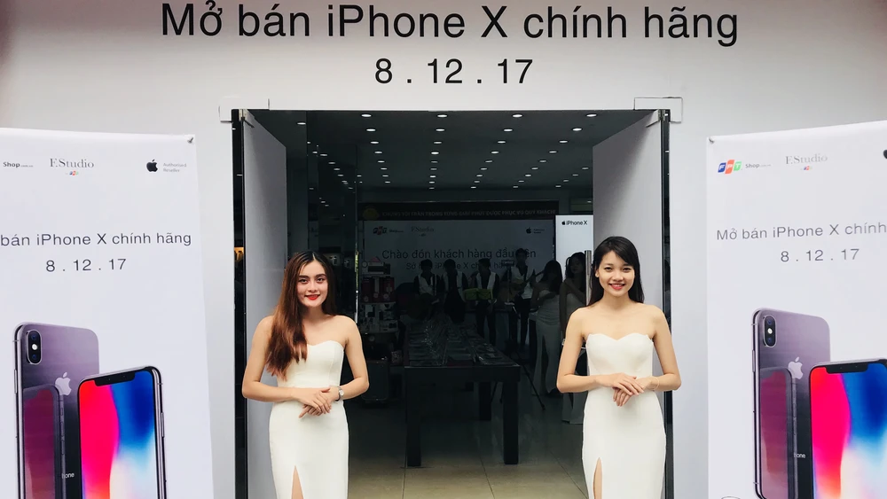 FPT Shop đã chính thức giao iPhone X cho khách hàng