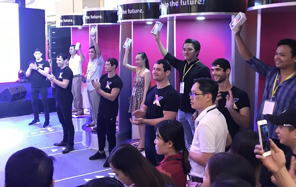 iPhone X “cháy hàng” 3.000 suất tại Thế Giới Di Động ảnh 2