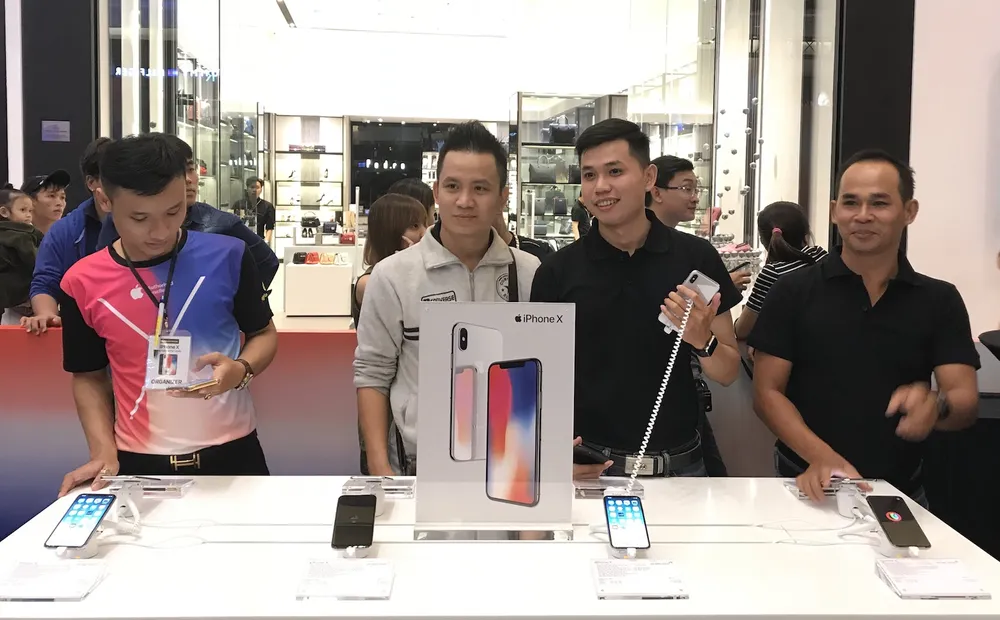 iPhone X “cháy hàng” 3.000 suất tại Thế Giới Di Động ảnh 1